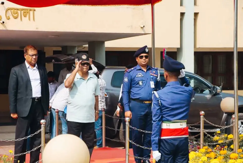 ভোলায় নৌ পরিবহন উপদেষ্টার আগমন, পুলিশের গার্ড অব অনার প্রদান