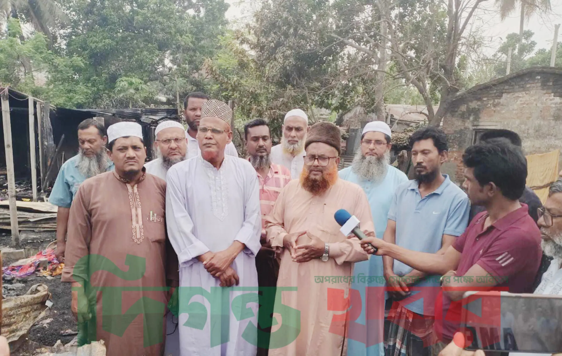 কোটচাঁদপুরে আগুনে পুড়ে ক্ষতিগ্রস্তদের সহযোগিতা করলেন অধ্যাপক মতিয়ার রহমান