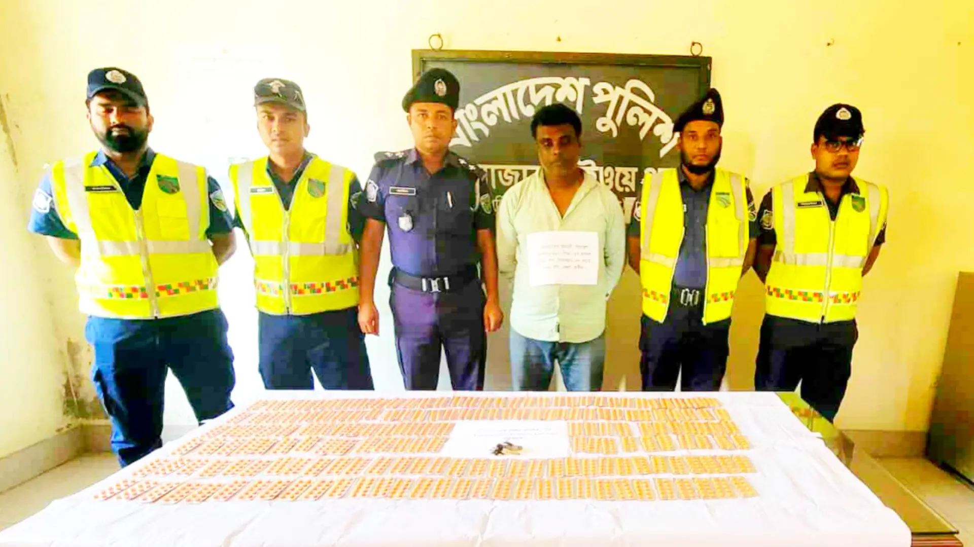 ঝিনাইদহে বারোবাজার হাইওয়ে পুলিশের অভিযানে  ১৮শ ট্যাপেন্টাডল ট্যাবলেটসহ এক ব্যক্তি আটক-দিগন্ত খবর