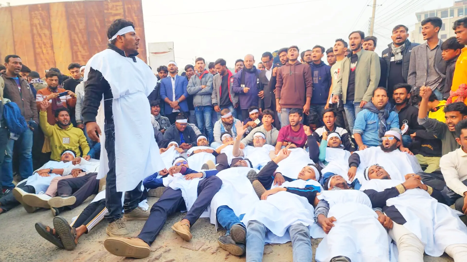 ঝিনাইদহ-৪ আসনে রাশেদকে অবাঞ্চিত ঘোষনা কাফনের কাপড় পরে বিএনপির বিক্ষোভ-দিগন্ত খবর