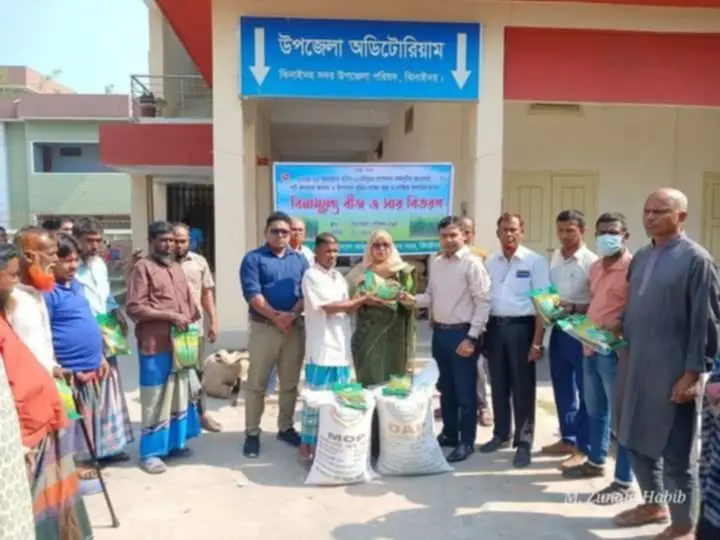 ঝিনাইদহে ক্ষুদ্র ও প্রান্তিক কৃষকের মাঝে বিনামূল্যে সার ও পাট বীজ বিতরণ