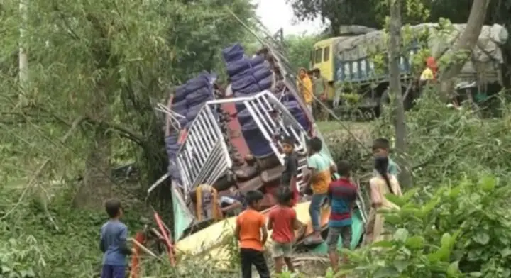 শৈলকূপায় বাস নিয়ন্ত্রণ হারিয়ে উল্টে খাদে, প্রাণে বাঁচলেন ৪ জন